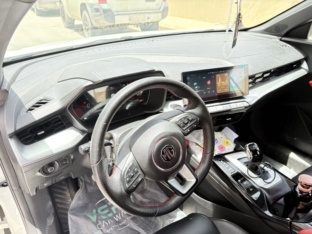 Car image 12