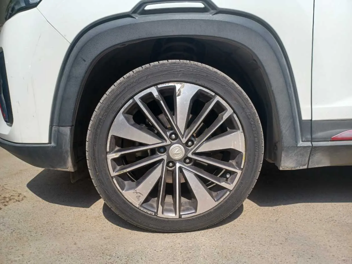 Car image 9