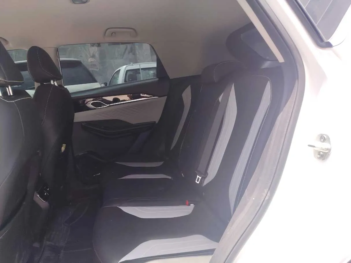 Car image 16