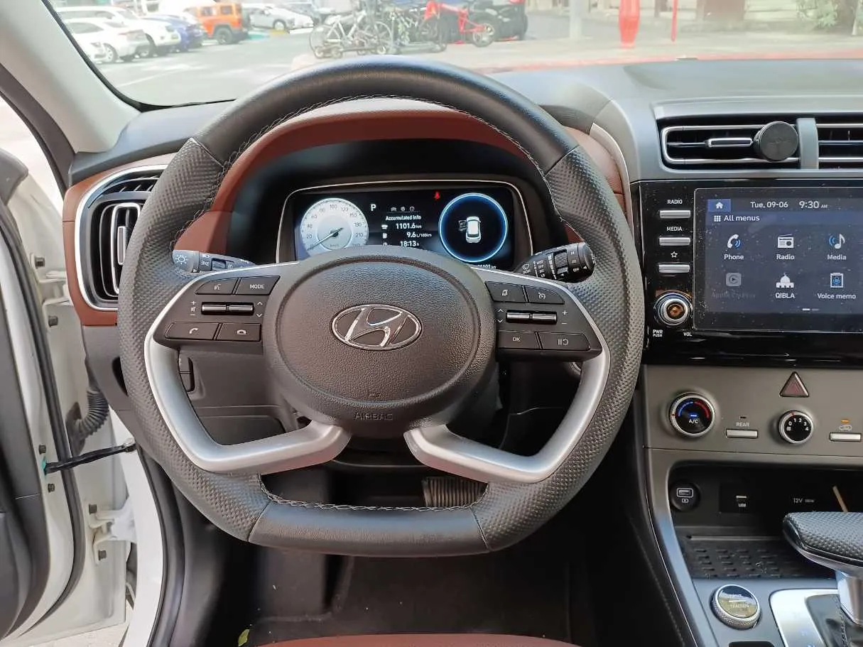 Car image 18
