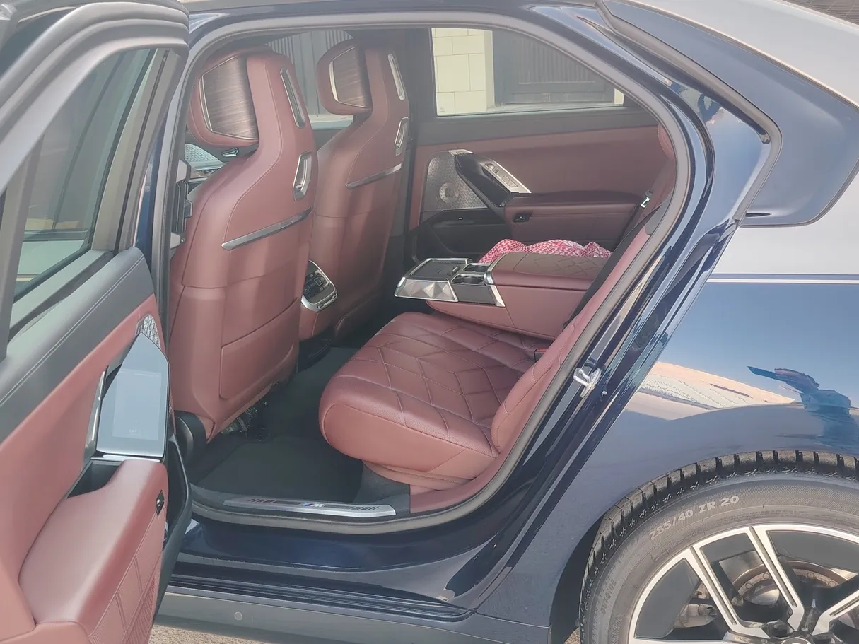 Car image 16