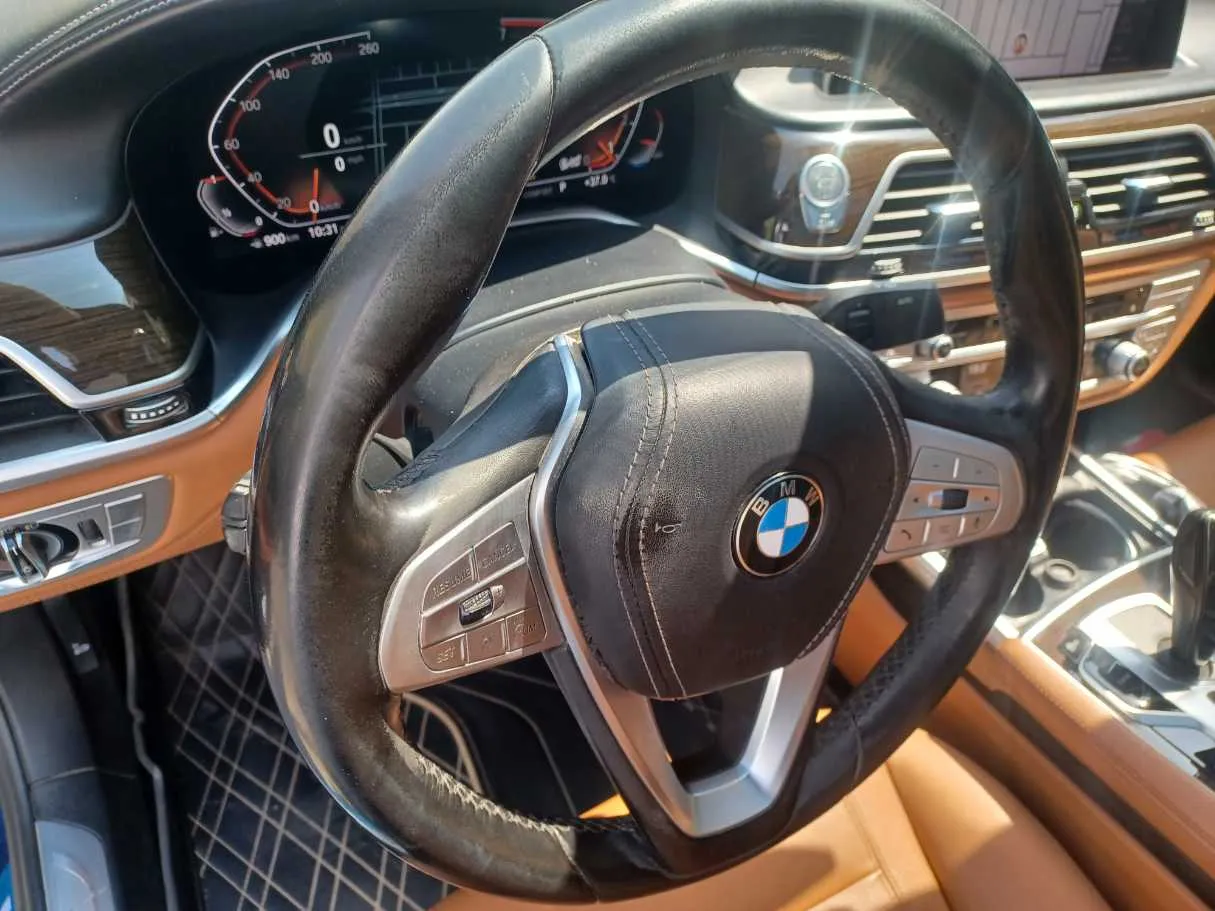 Car image 19