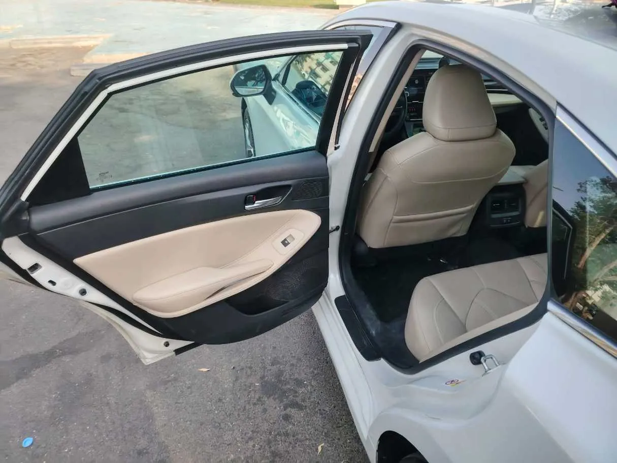 Car image 32