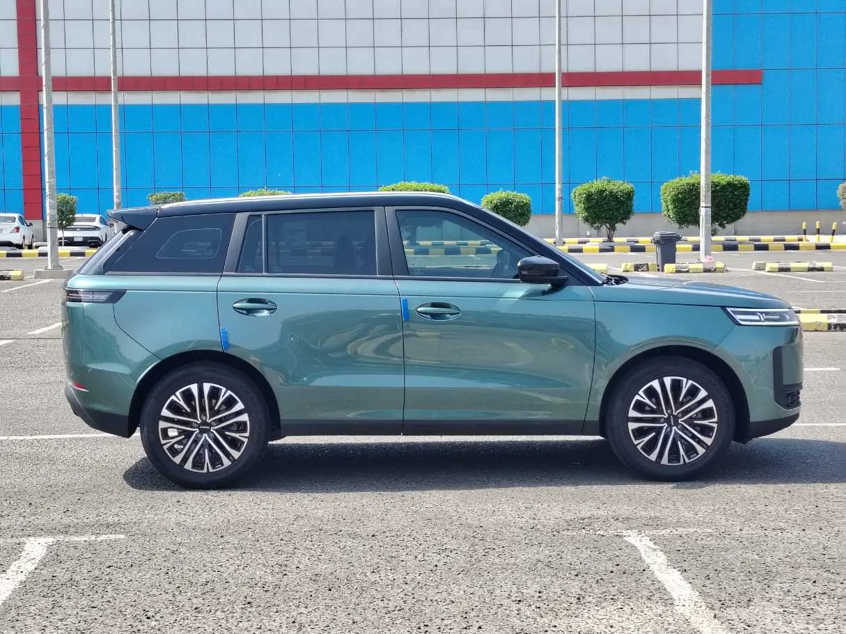 Car image 4