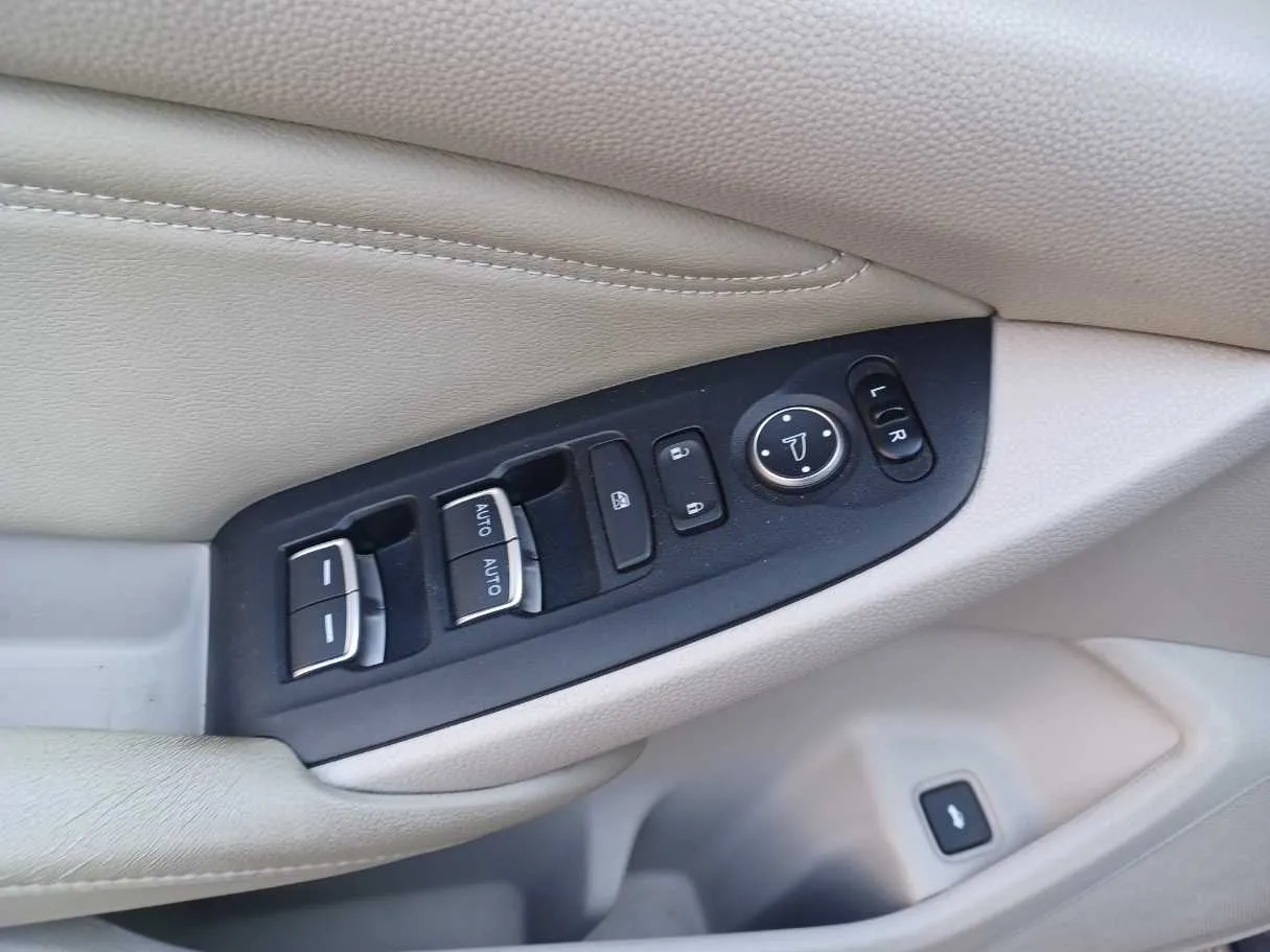 Car image 24