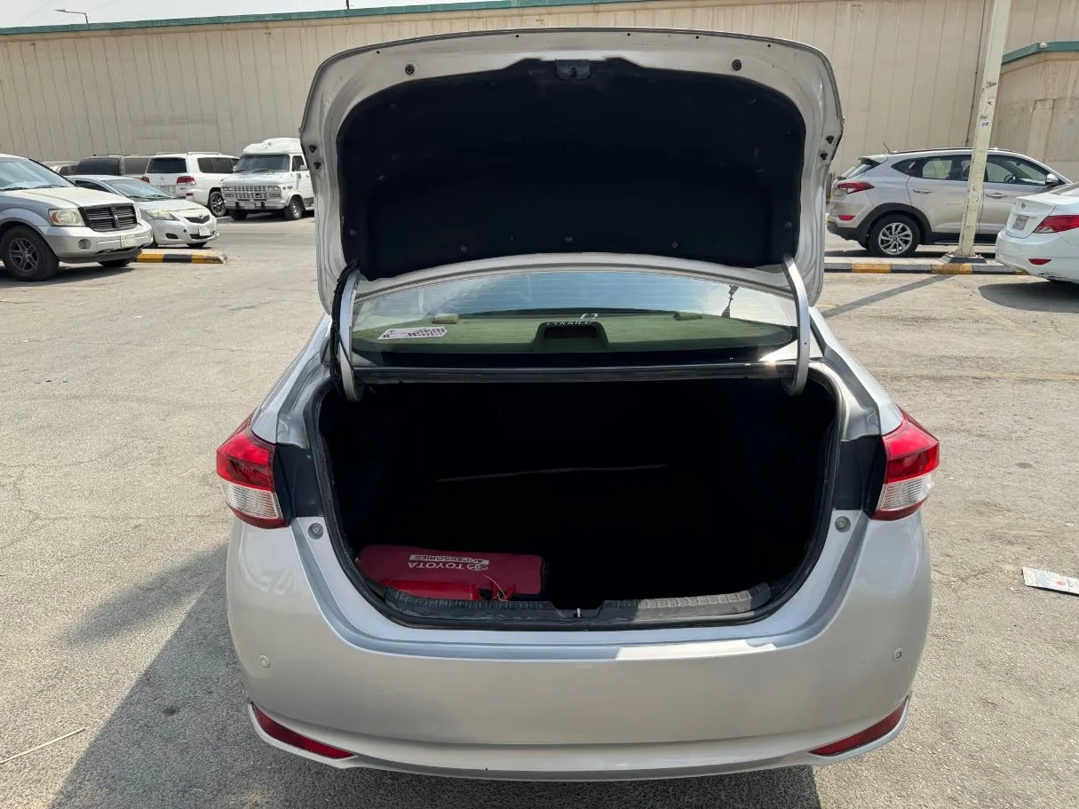 Car image 19