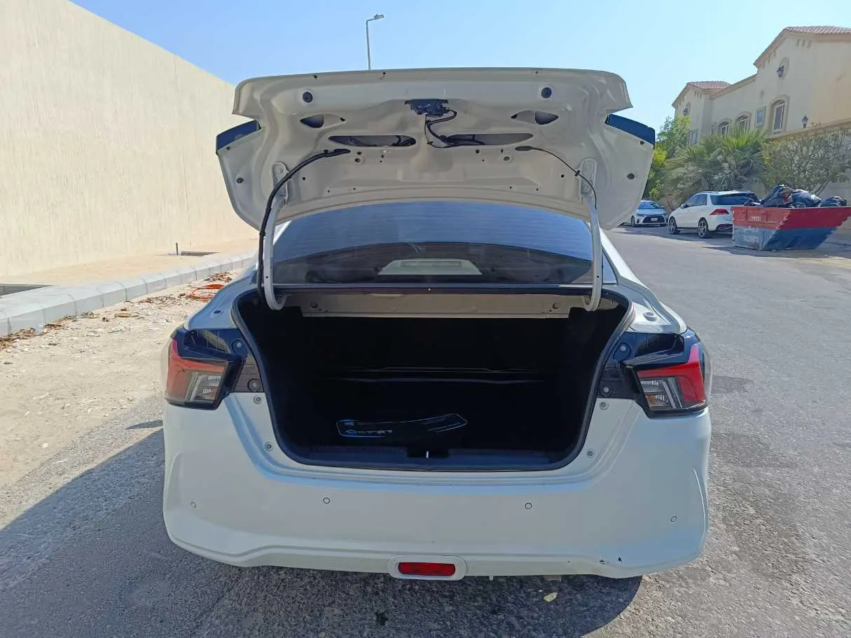 Car image 25