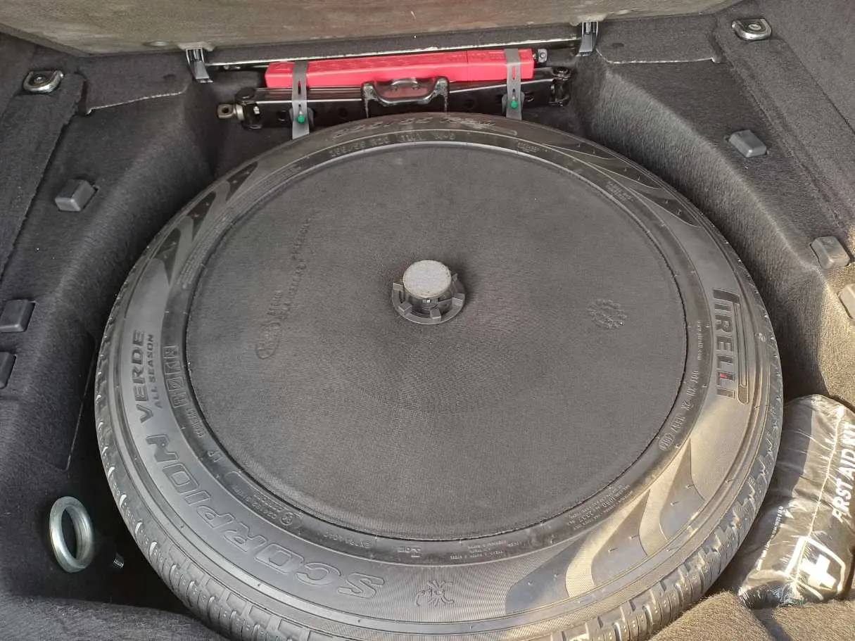 Car image 18