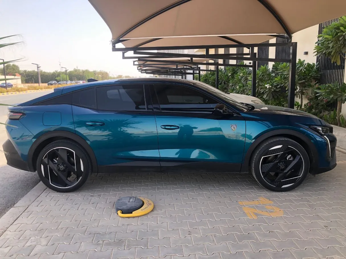 Car image 4