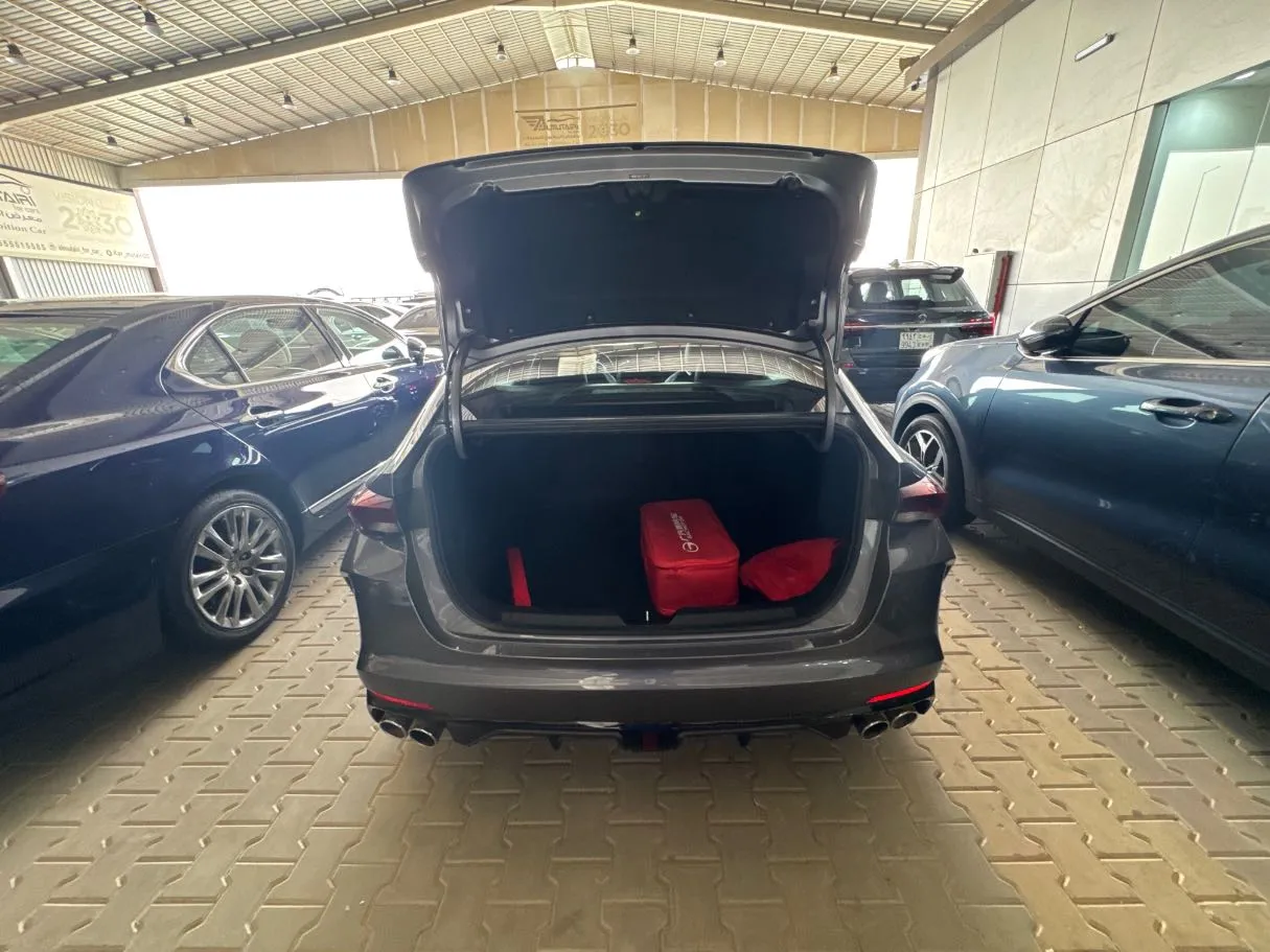 Car image 16