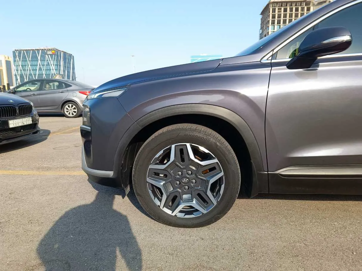Car image 9