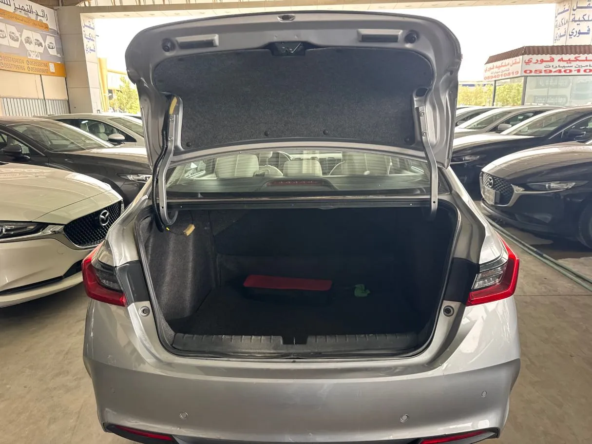 Car image 18