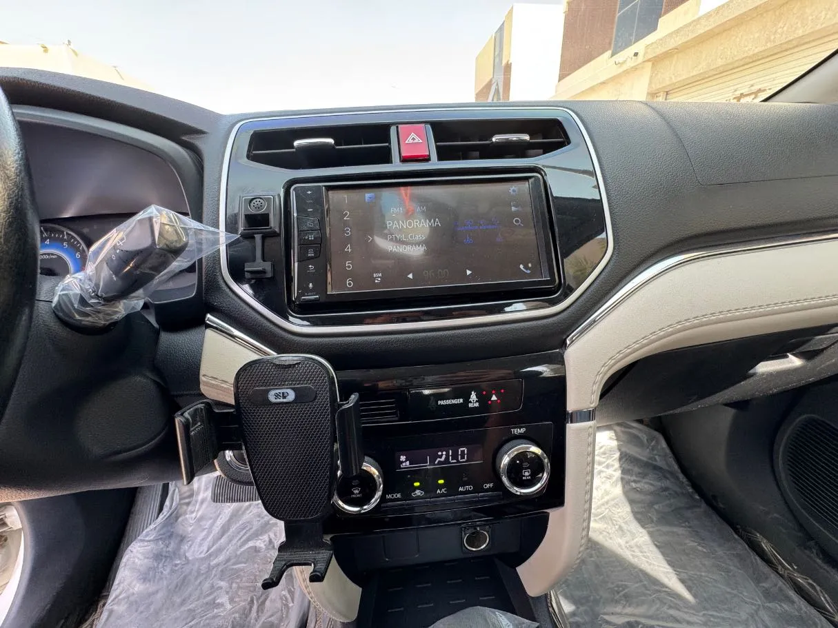 Car image 16