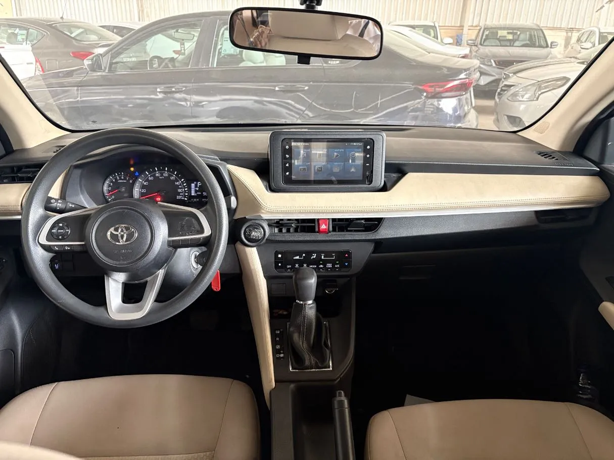 Car image 17