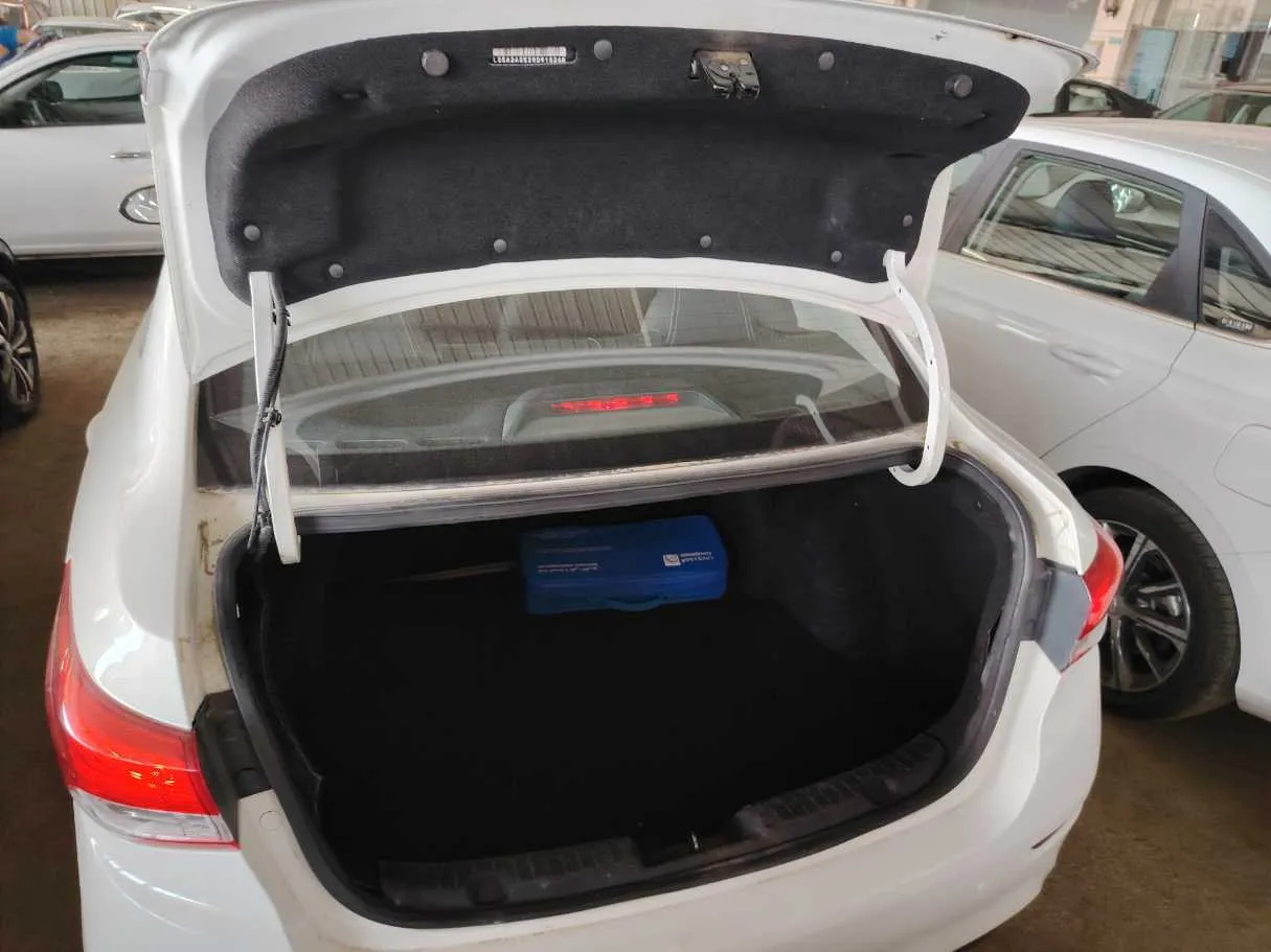 Car image 25