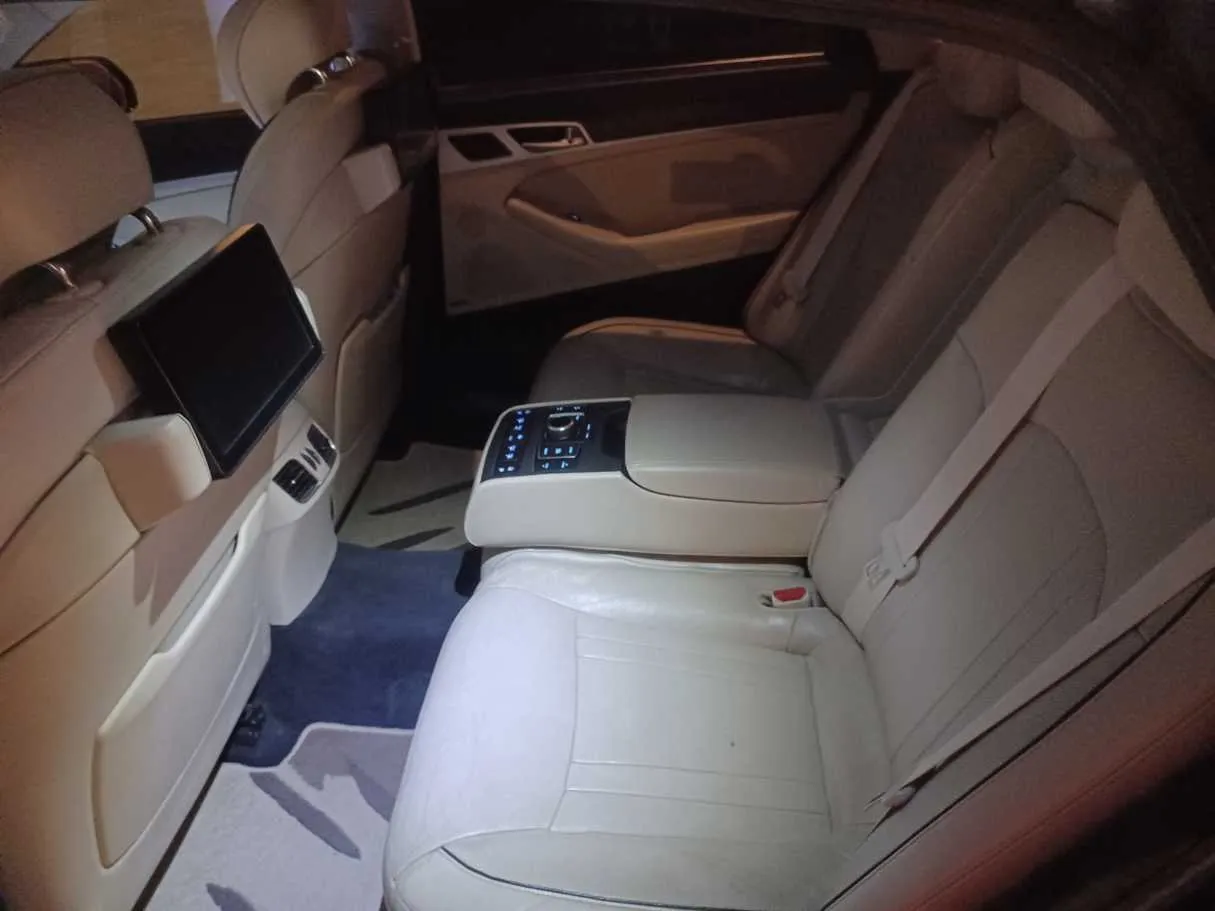 Car image 14