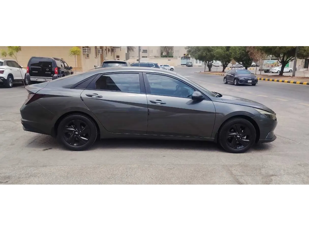 Car image 4