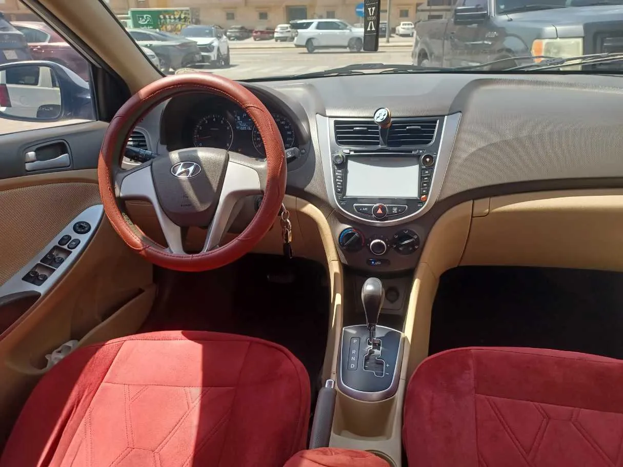 Car image 14