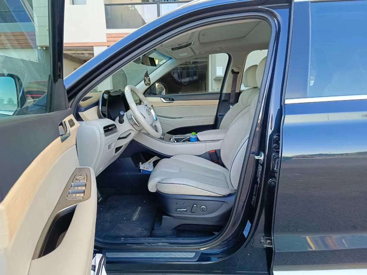 Car image 14