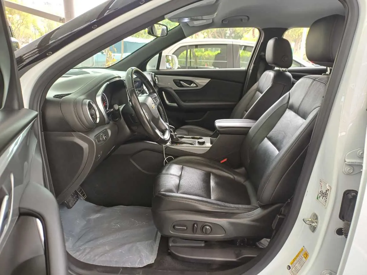 Car image 12