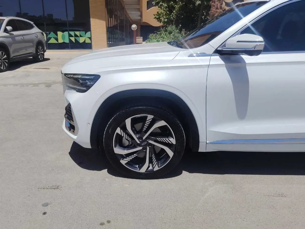 Car image 9