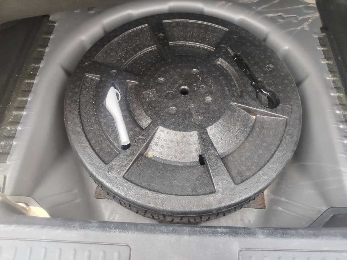 Car image 27