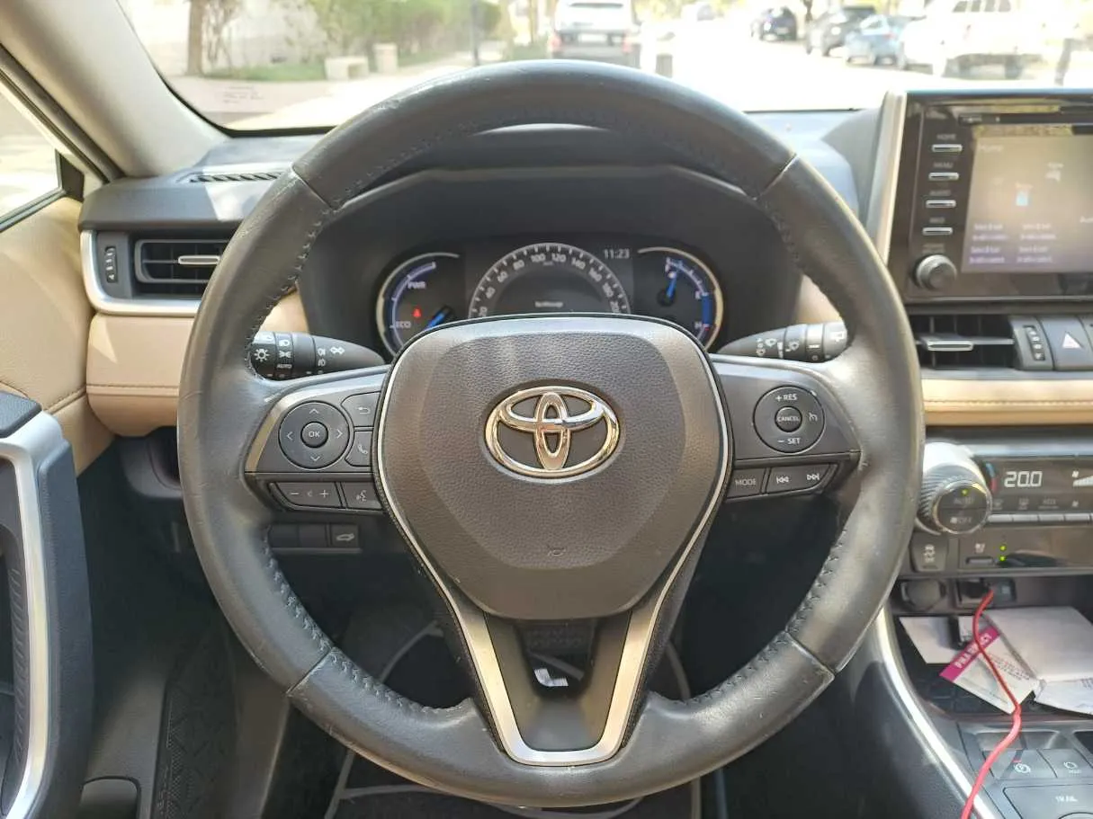 Car image 18