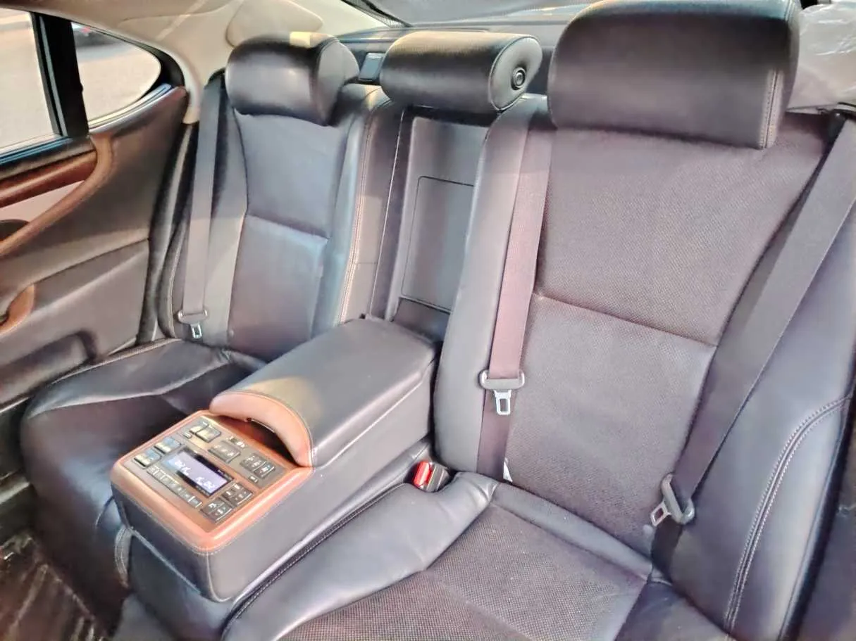 Car image 16