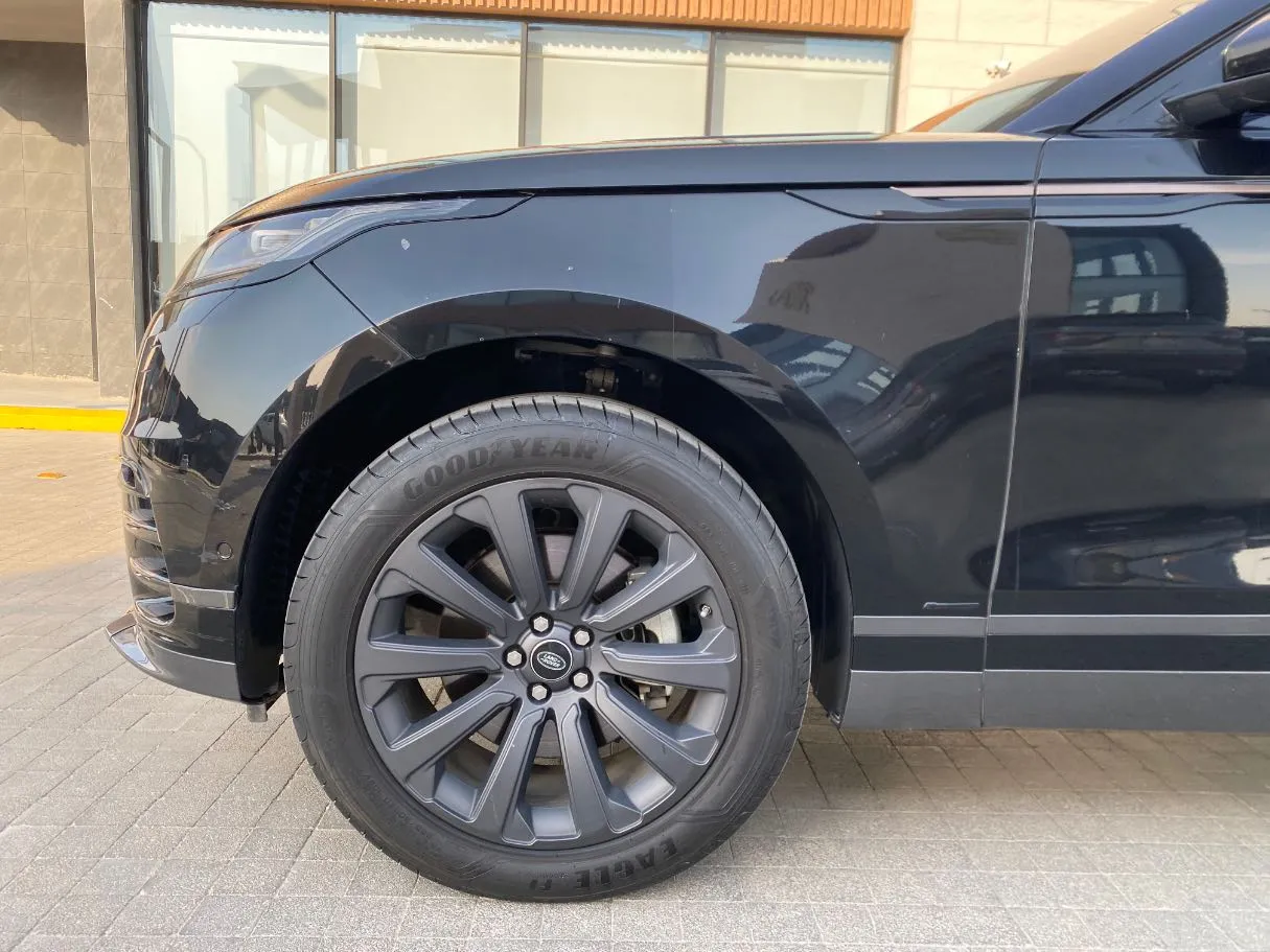 Car image 9
