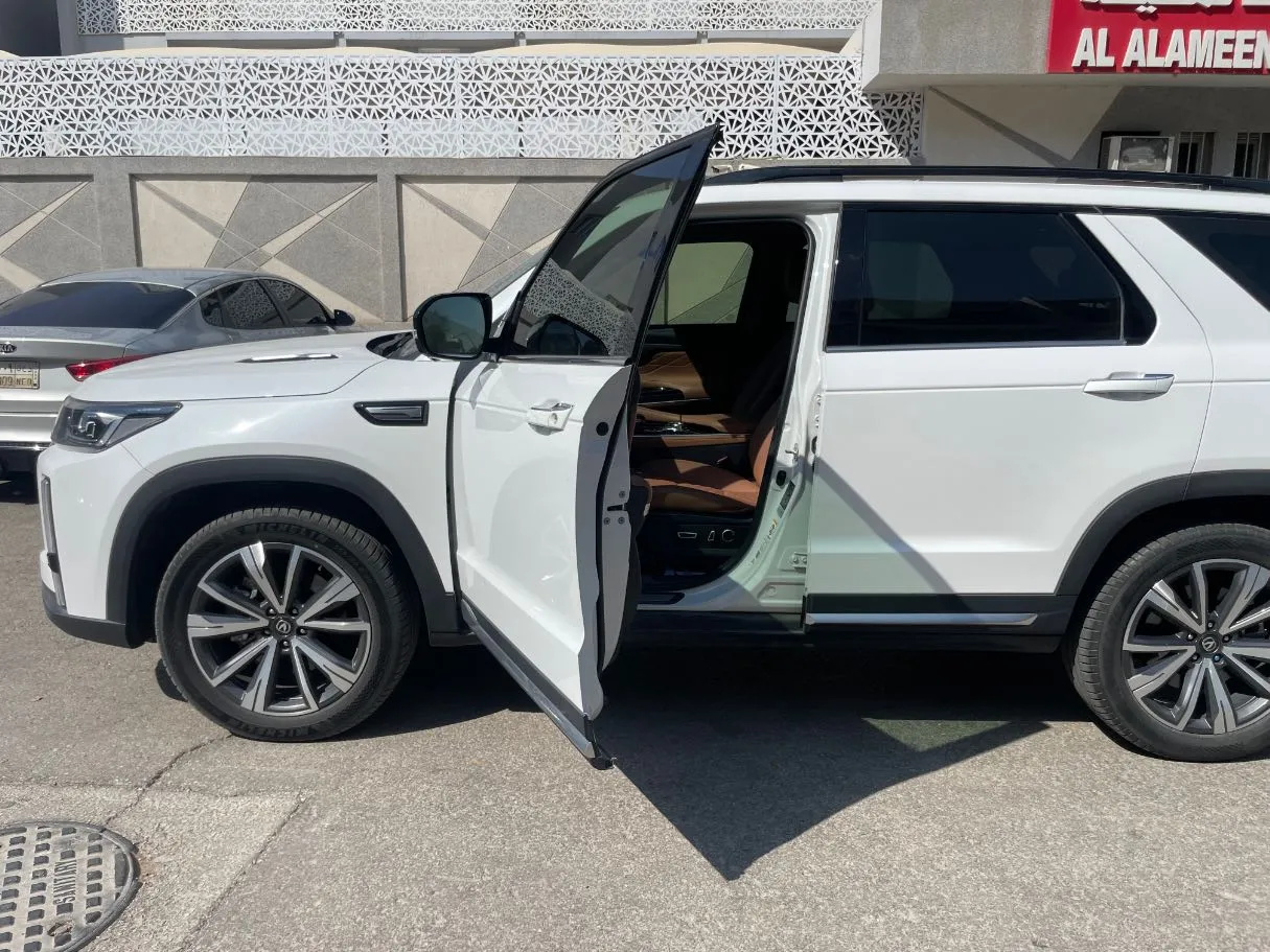 Car image 10
