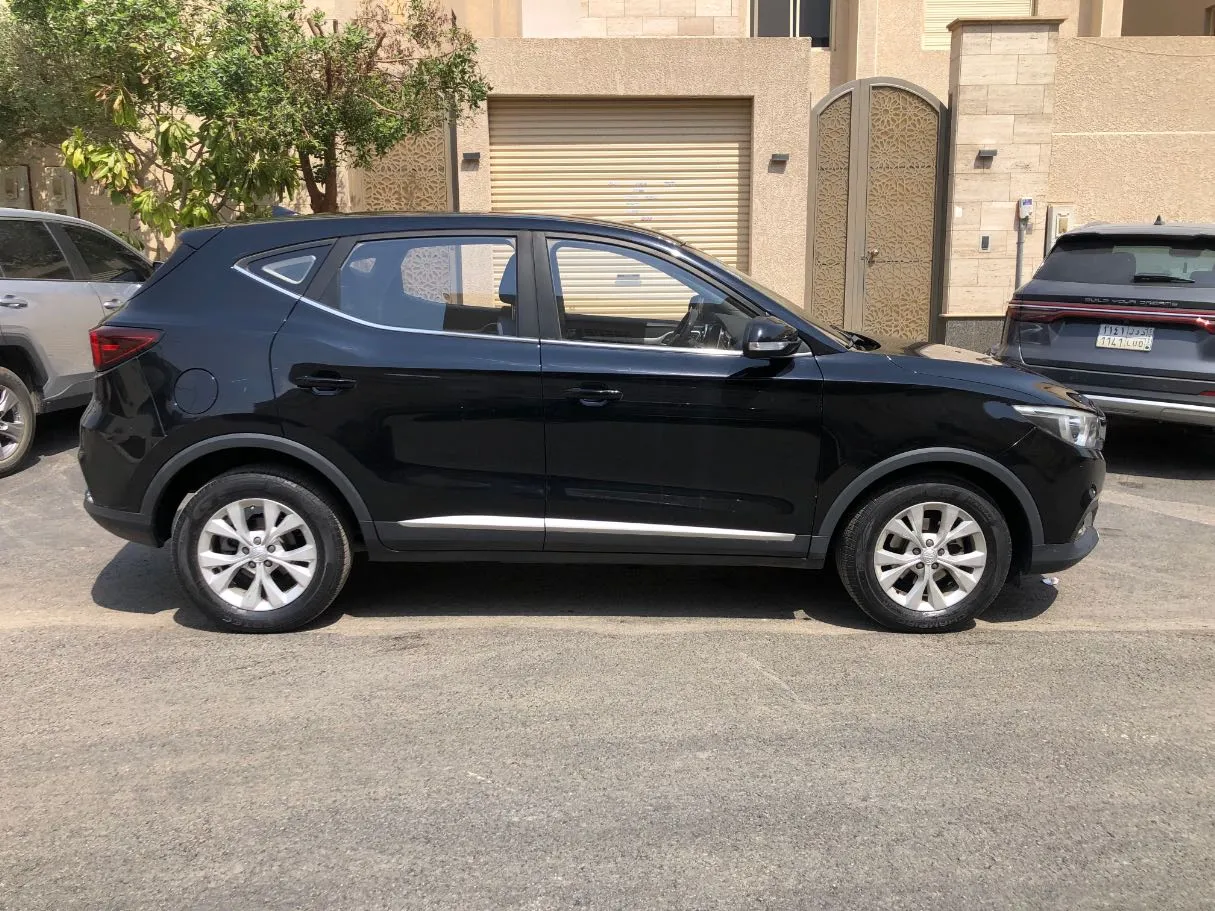 Car image 4