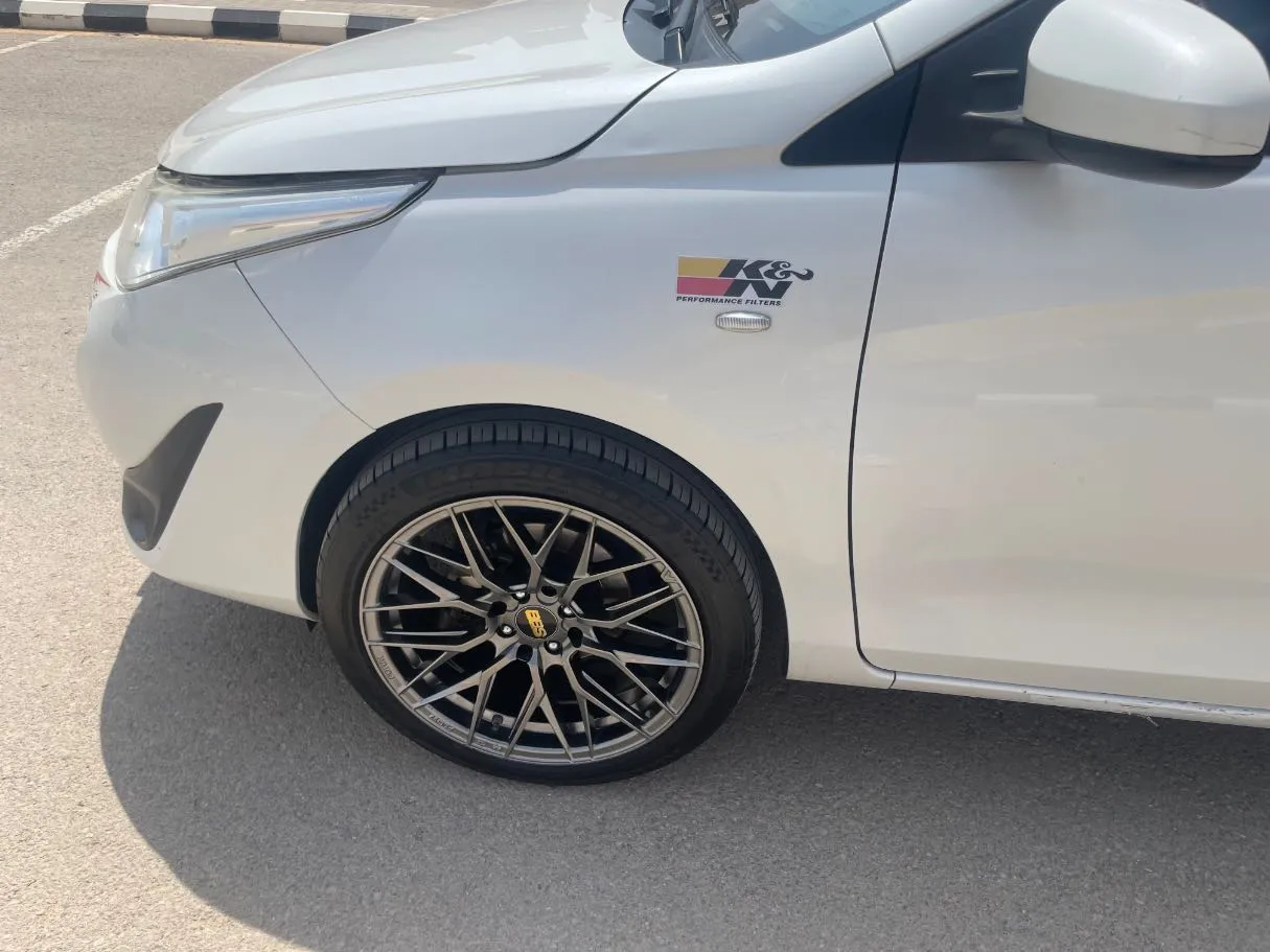Car image 8