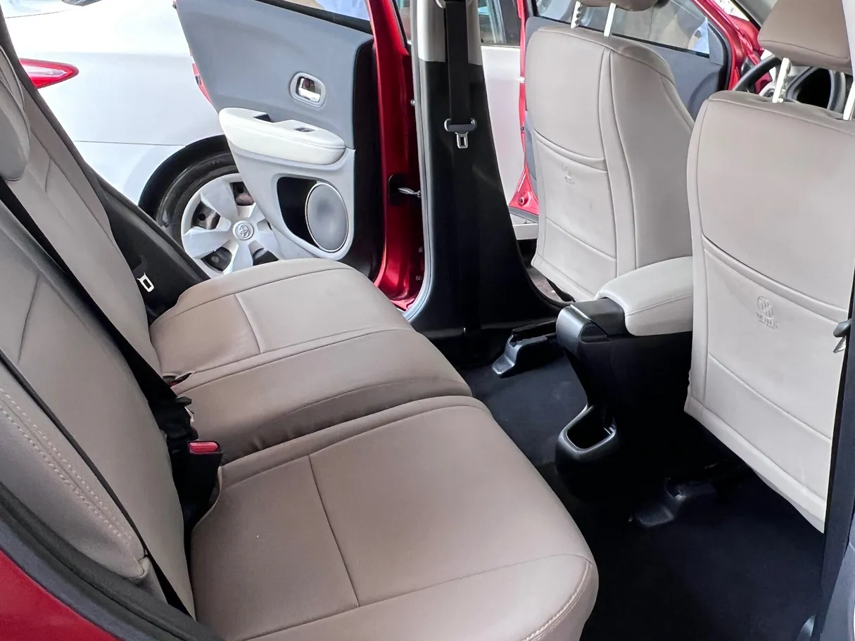 Car image 9