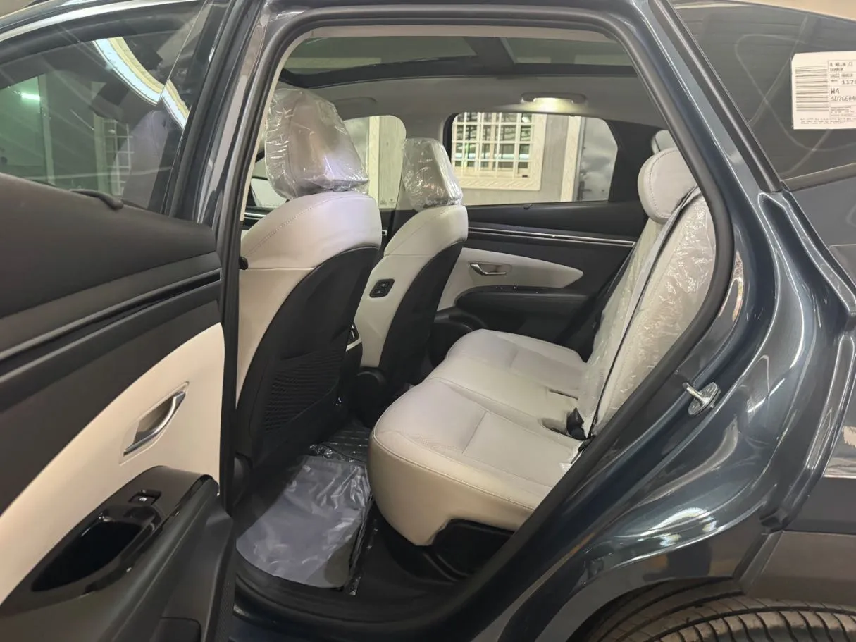 Car image 13