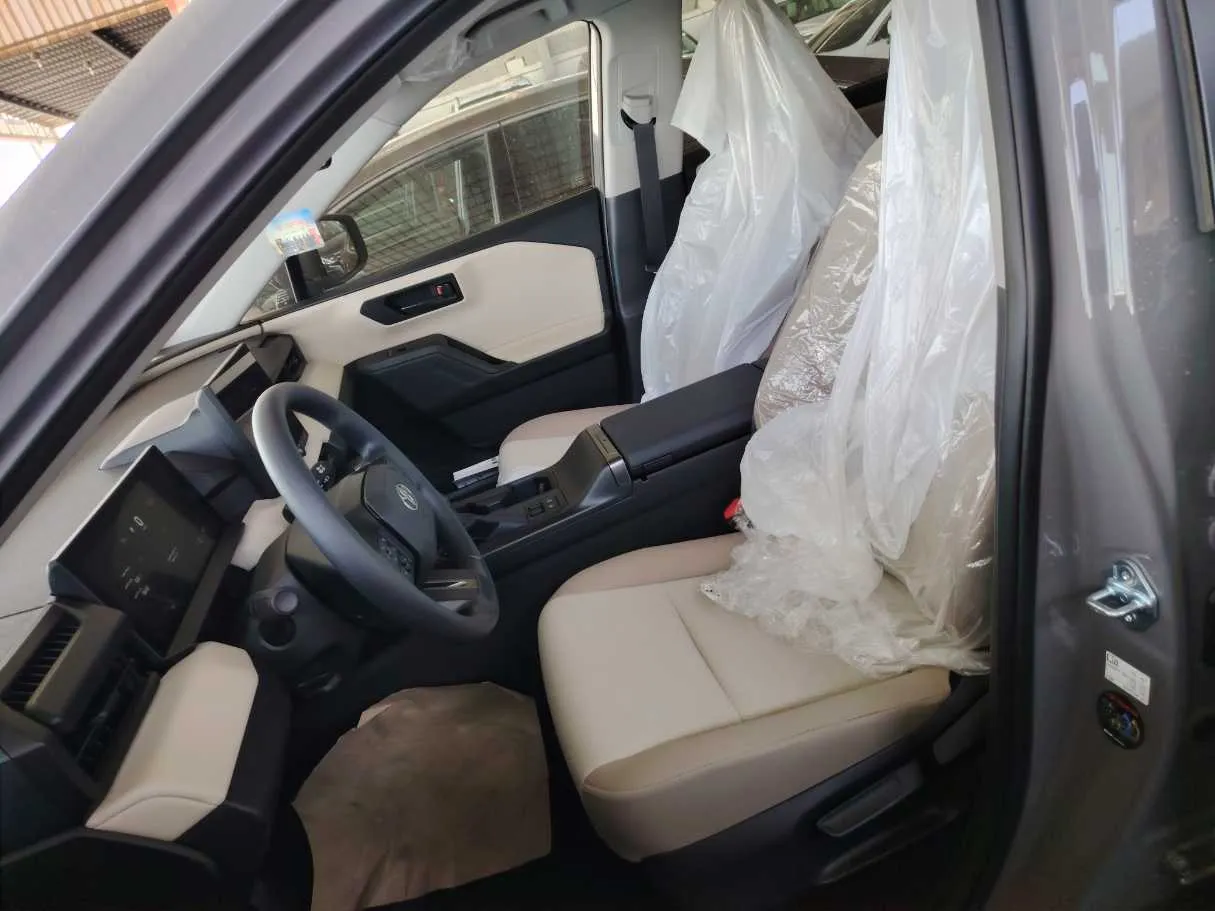 Car image 14