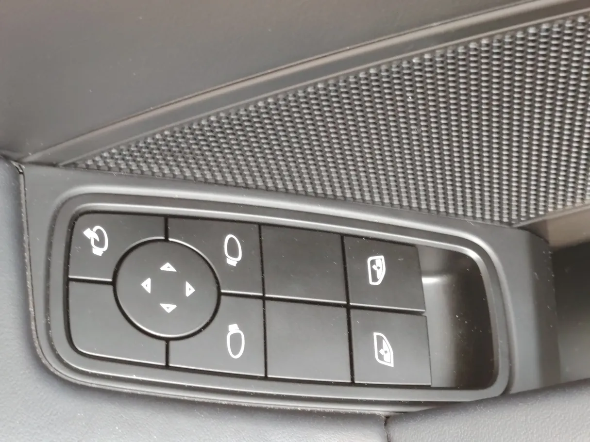 Car image 27