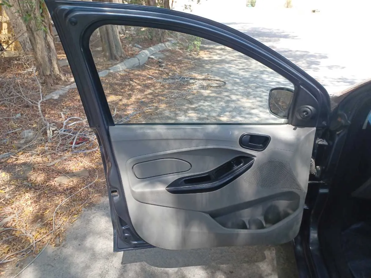 Car image 9