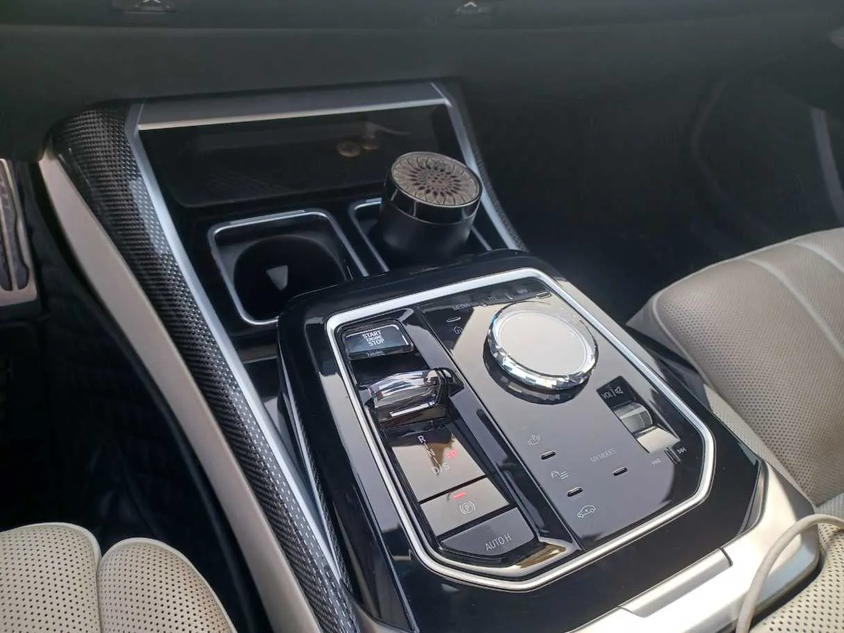 Car image 17