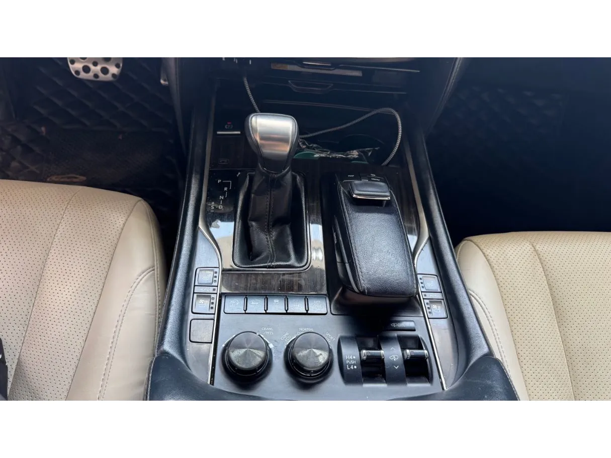 Car image 17