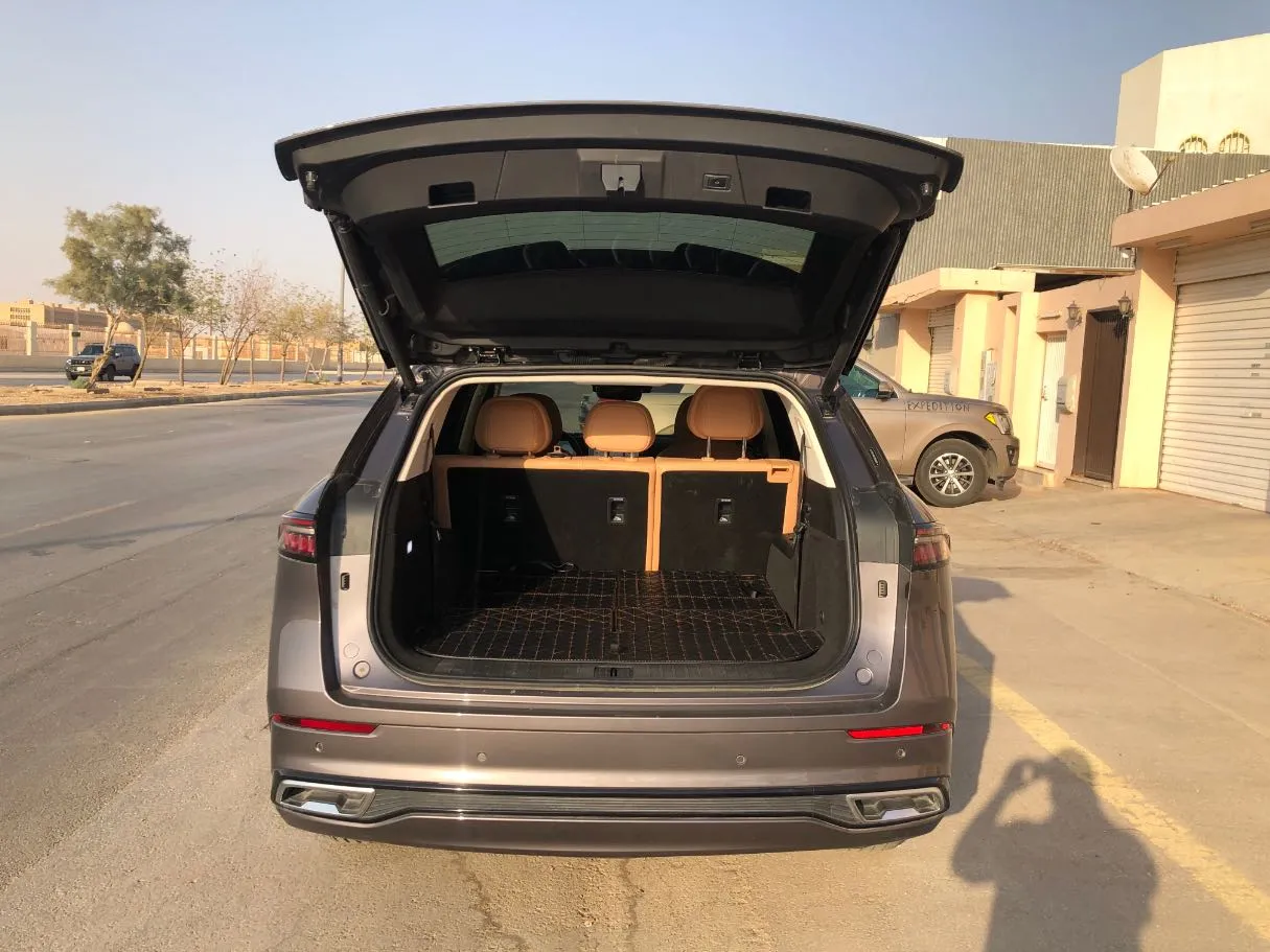 Car image 19