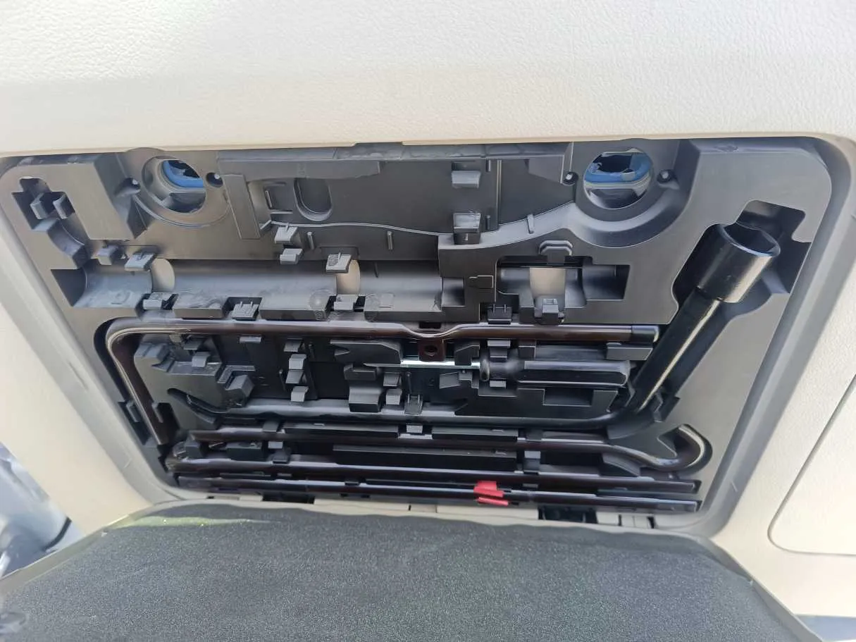 Car image 29