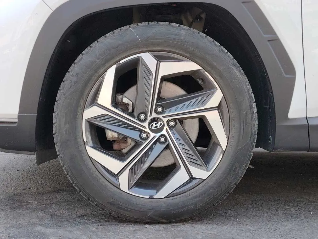 Car image 10