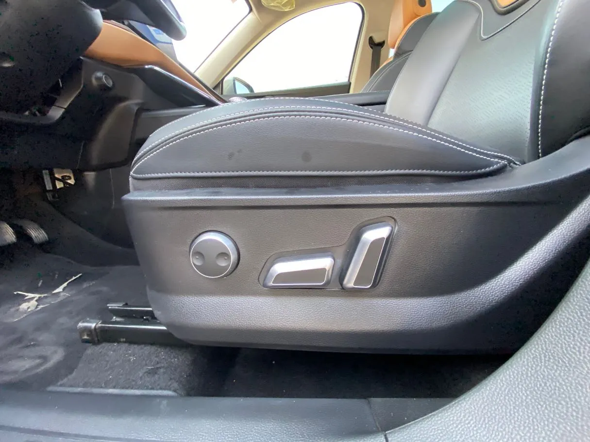 Car image 28