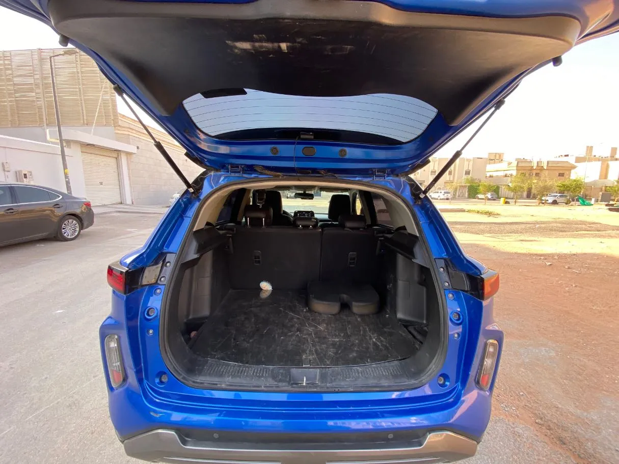 Car image 19