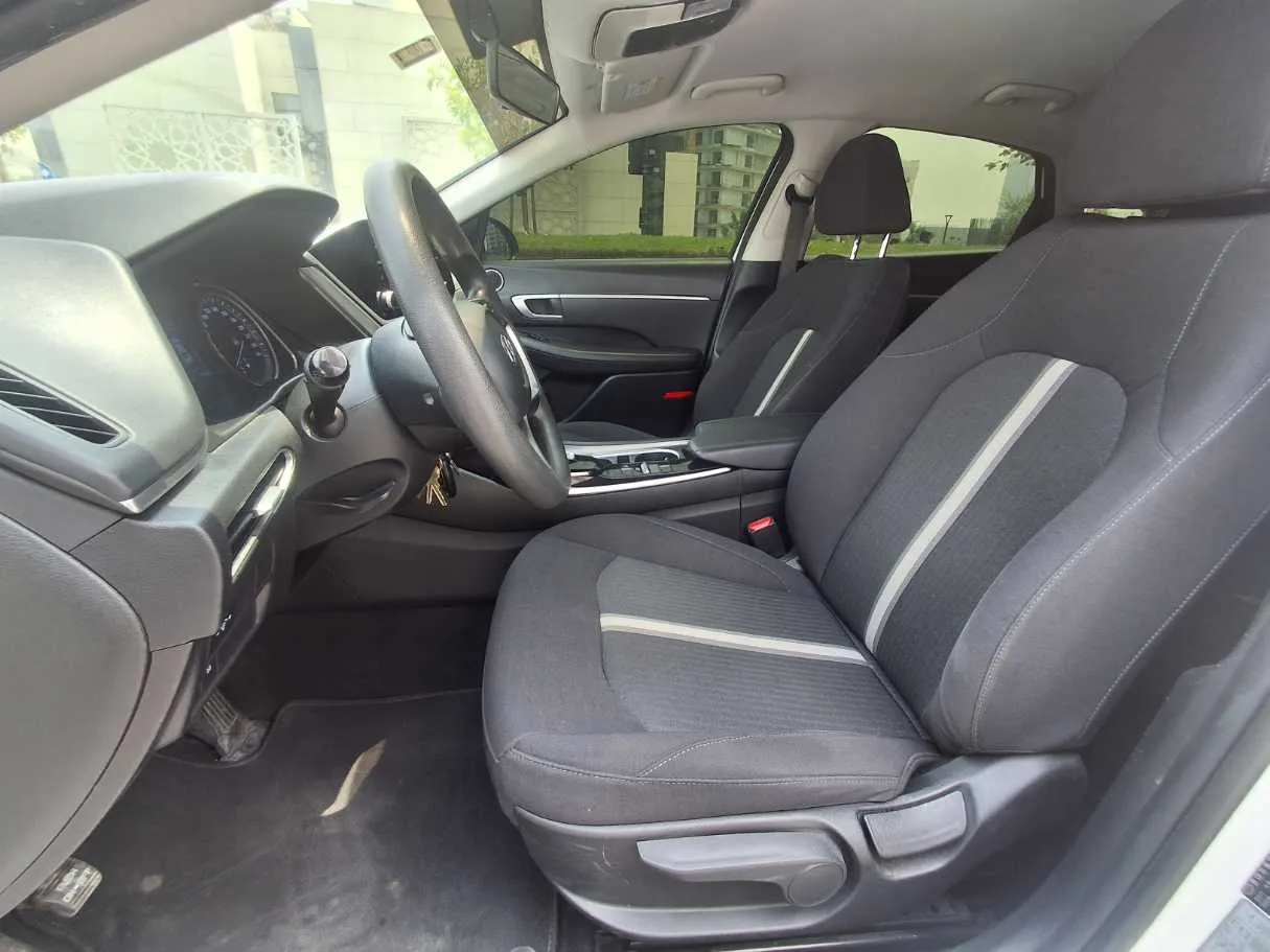 Car image 12