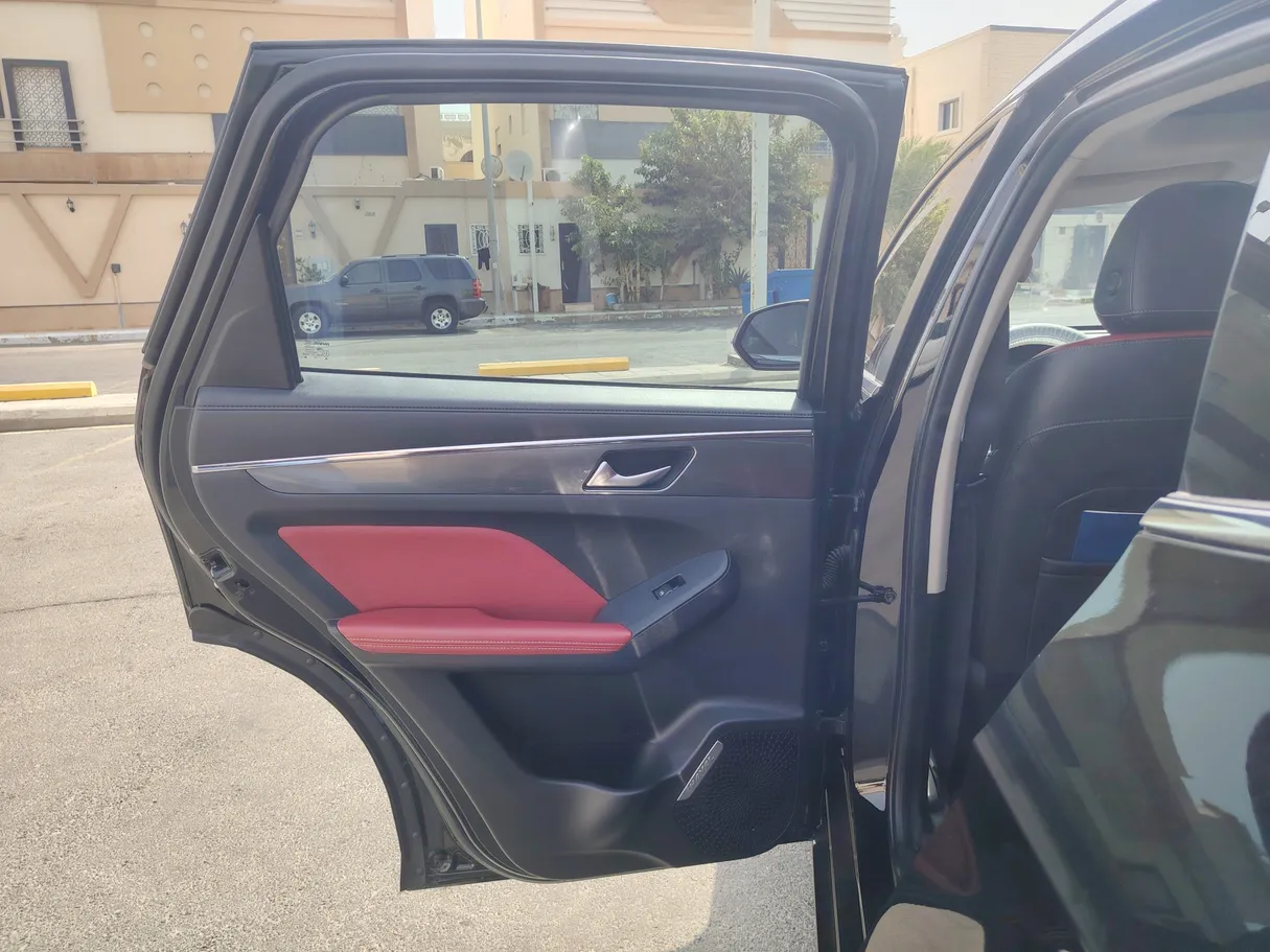 Car image 14
