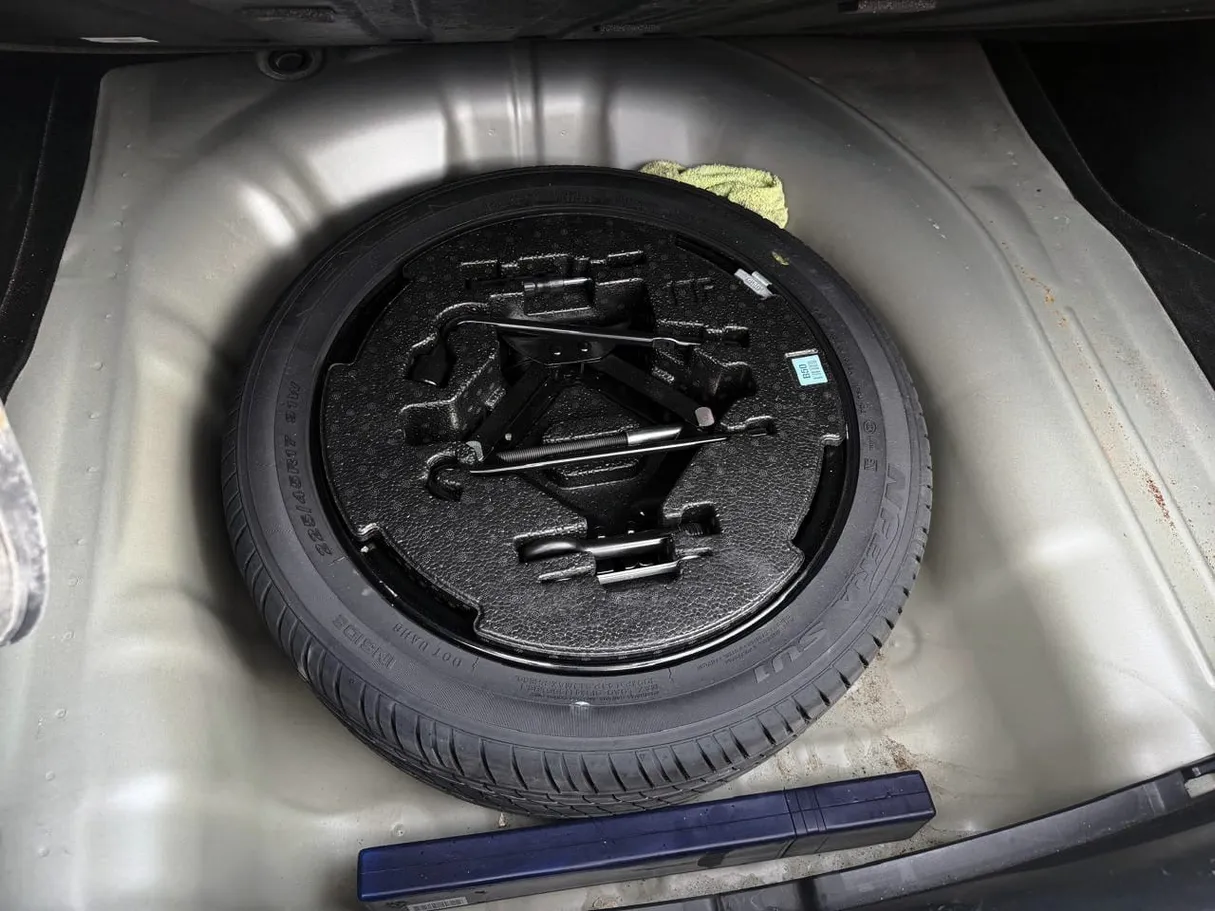 Car image 12