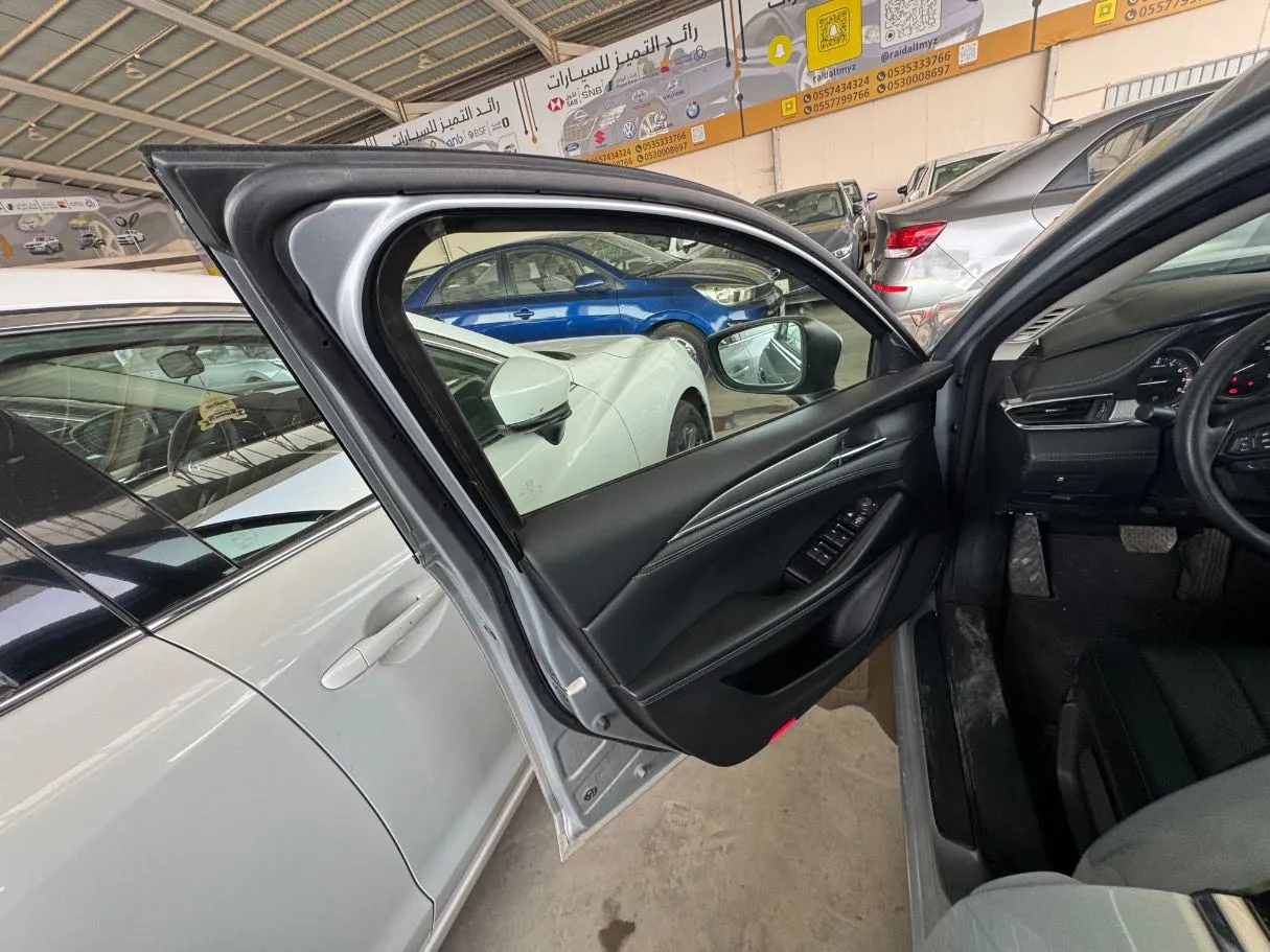 Car image 8