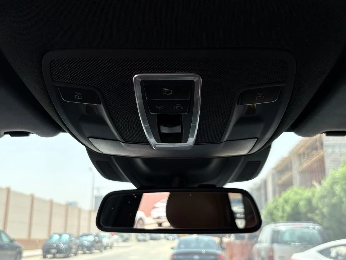 Car image 28