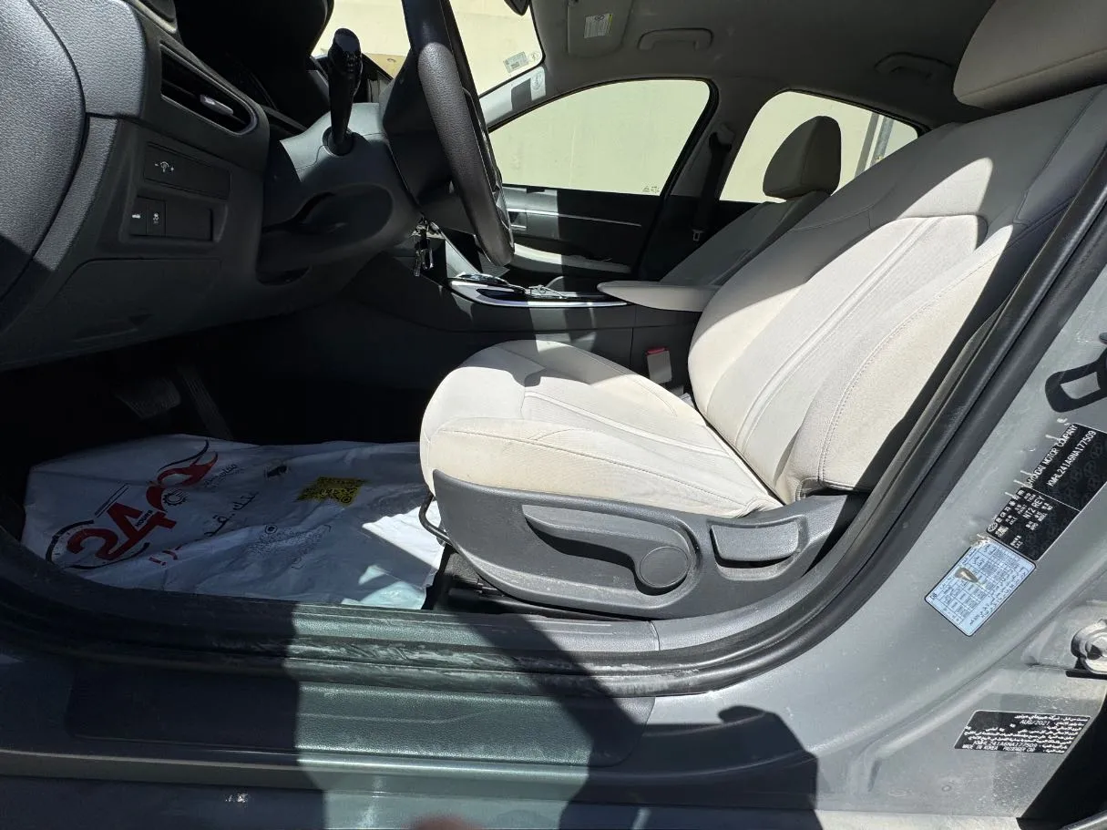 Car image 12